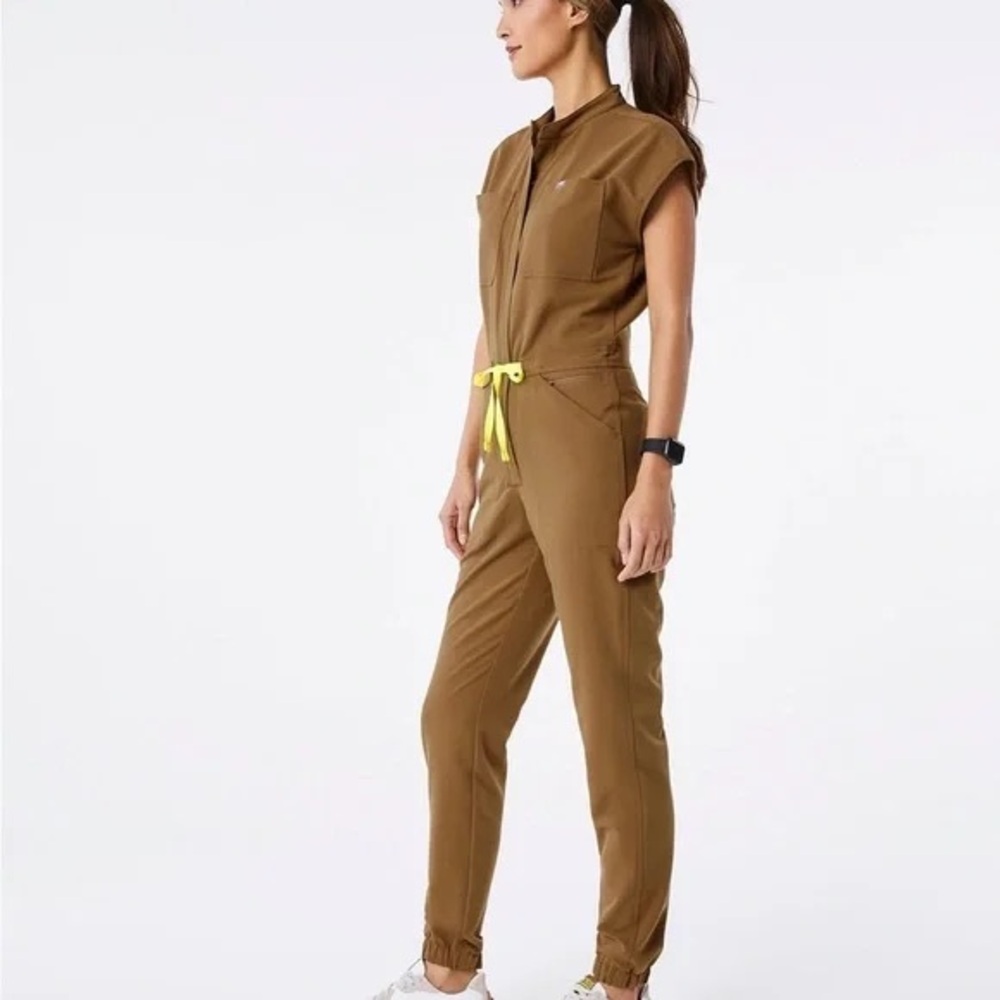Figs Brown Jumpsuit Neon
Yellow Accents. Color Earth. Scrubs Nursing. BRAND NEW.